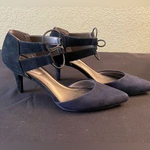 Lifestride Soft System Sena pump heels. Navy and black. Size 8M, 2.5 inch heel.